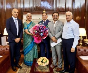 L R Mr. Shaunak Parikh Vice Chairman FM Smt Nirmala Sitharaman Kirit Bhansali Chairman and Sabyasachi Ray ED Kewal Duggal Director Trade Policy Projects